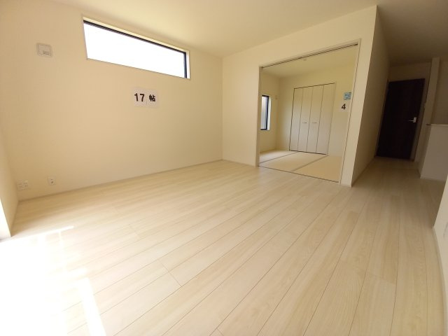 【いわき市小名浜島／全4棟　4号棟】　プライベートに配慮した4LDK☆新築建売住宅の居間・リビング|◆リビング写真です◆木の温もりがやさしいフローリングは安らぎをもたらすプライベート空間♪大きな窓のあるリビングは、陽光あふれる明るく居心地も良くご家族皆がゆったり寛げる憩いの空間となりそうです
