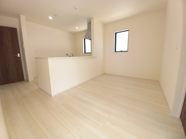 【いわき市小名浜島／全4棟　4号棟】　プライベートに配慮した4LDK☆新築建売住宅の居間・リビング|◆リビングの写真です◆　ホームパーティーも盛り上がりそうなおしゃれなリビング♪　広いリビングで快適に、ゆったりと過ごせますね♪