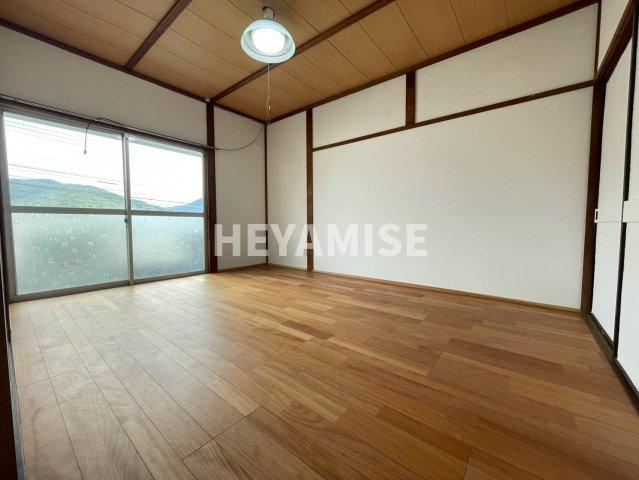 西山本町貸家の居間・リビング