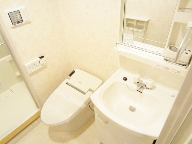 カスティーロ東十条のトイレ|トイレスペース広いです！独立洗面台付き！