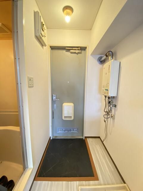 足立区東和４丁目のアパートの玄関
