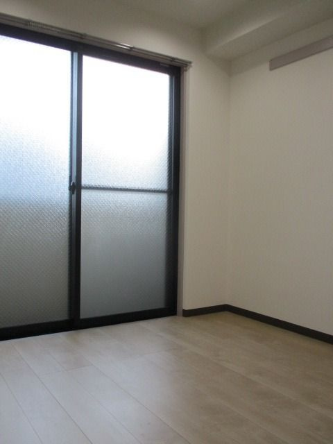 横浜市神奈川区青木町の賃貸マンションの居間・リビング