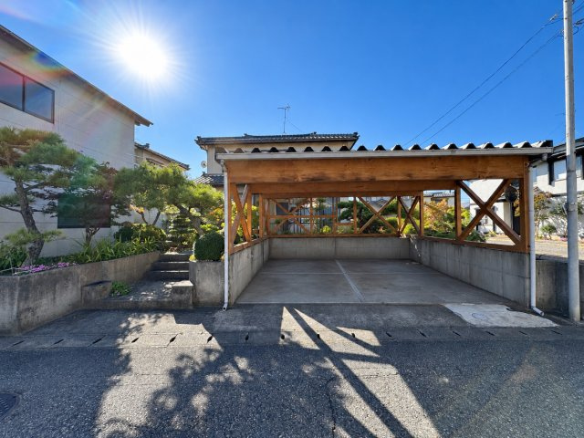 西区山田　中古戸建の駐車場