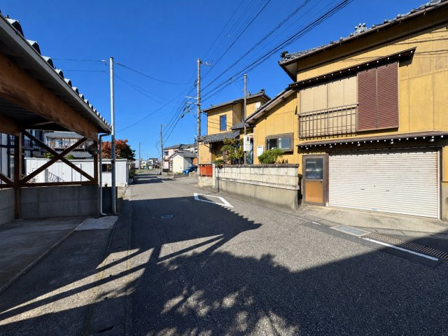西区山田　中古戸建の前面道路含む現地写真