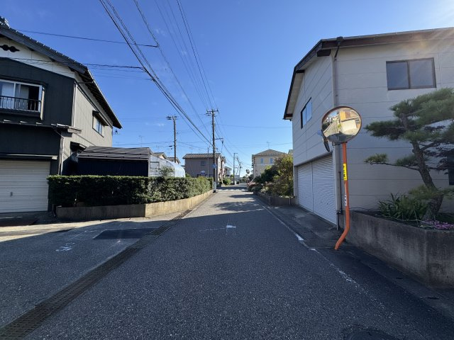西区山田　中古戸建の前面道路含む現地写真