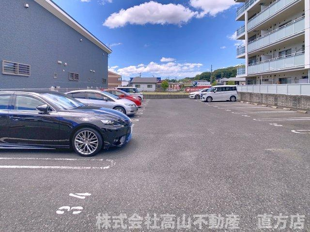 直方市大字感田の賃貸マンションの駐車場