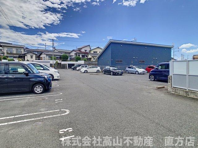 直方市大字感田の賃貸マンションの駐車場