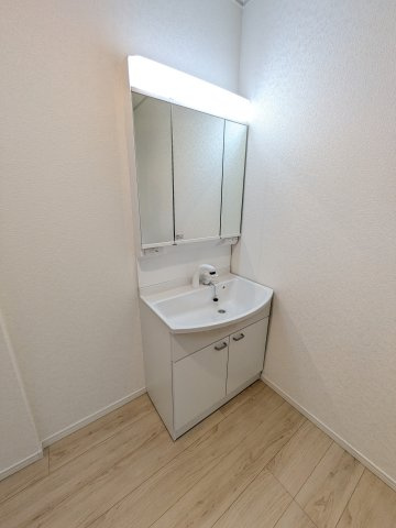 【いわき市内郷高坂町1丁目第12／2号棟】　4台駐車OK☆開放感のある間取りの4LDK物件！の独立洗面台|□■洗面所の写真です■□■　使い勝手の良い洗面台は、奥様の身支度の時間も楽しくなりそうですね。
