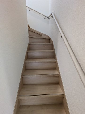 【いわき市内郷高坂町1丁目第12／2号棟】　4台駐車OK☆開放感のある間取りの4LDK物件！の内装|◆階段の写真です◆　窓から日が差して足元がしっかり確認できますね♪
さりげなく光があふれ、階段全体を柔らかく照らしています。



