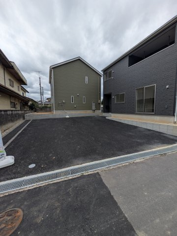 【いわき市内郷高坂町1丁目第12／2号棟】　4台駐車OK☆開放感のある間取りの4LDK物件！の駐車場|◆カースペースの写真です◆
陽当りの良い駐車場は週末の洗車も快適です♪お車の他にも、自転車をとめられそうなスペースもございます。
