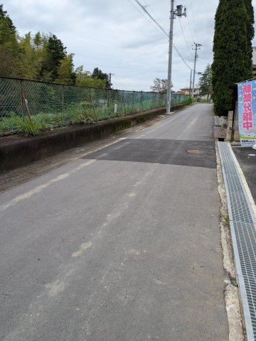 【いわき市内郷高坂町1丁目第12／2号棟】　4台駐車OK☆開放感のある間取りの4LDK物件！の前面道路含む現地写真|一緒に理想の住まいを見つけましょう！（＾＾）
お住まいの相談だけでなく、地域の事についても是非お気軽に尋ねてください！
お問い合わせは不動産プラスまで☆

