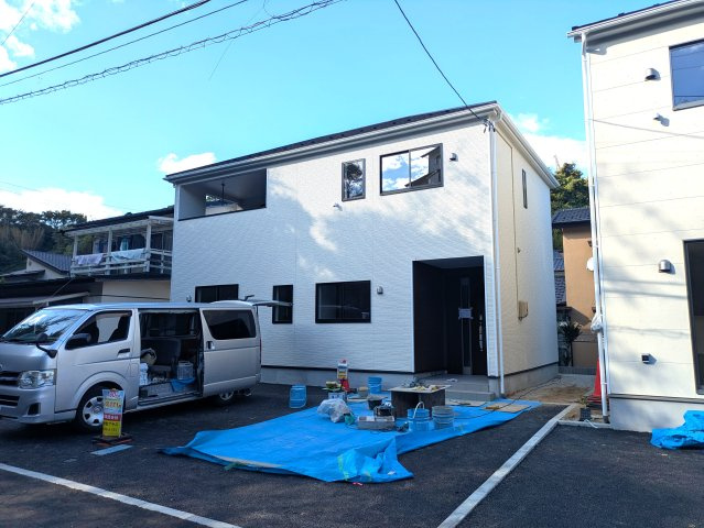 【いわき市内郷高坂町1丁目第12／2号棟】　4台駐車OK☆開放感のある間取りの4LDK物件！の前面道路含む現地写真|外壁仕上げ材は窯業系サイディング。裏面に付着した汚れが、雨水によって流れ落ちやすい「防汚機能付きサイディング」を採用。外壁の美しさが長持ちします♪