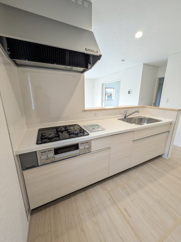 【いわき市内郷高坂町1丁目第12／2号棟】　4台駐車OK☆開放感のある間取りの4LDK物件！のキッチン|□■キッチンの写真です■□■　システムキッチンは見た目スッキリなのに収納力たっぷりです♪