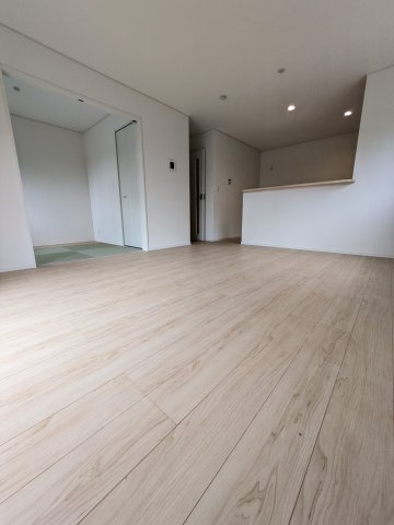 【いわき市内郷高坂町1丁目第12／2号棟】　4台駐車OK☆開放感のある間取りの4LDK物件！の居間・リビング|■リビングの写真です■□■　家族団らんの時間が増えそうなリビングですね。