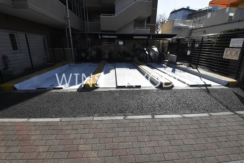 世田谷区経堂１丁目の賃貸マンションの駐車場