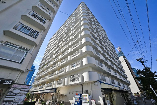 コープ野村梅田Ａ棟の外観|都心での暮らしを楽しみたい方におすすめの1LDK。阪急京都線「大阪梅田」駅まで徒歩6分とアクセス良好で、総戸数401戸の大規模分譲マンションならではの存在感も魅力です。ペット飼育も可能です。