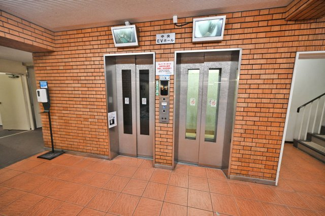 コープ野村梅田Ａ棟のその他共用部分|エレベーター完備で、毎日の出入りや買い物の荷物もラクに運べます。