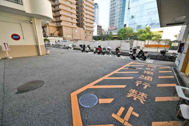 コープ野村梅田Ａ棟のその他共用部分|敷地内にバイク置き場を備えています。通勤・通学やお買い物など、バイクを利用する機会が多い方にも便利な共用設備です。