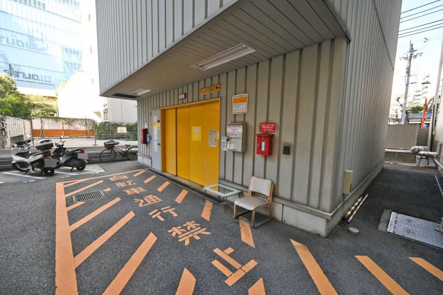 コープ野村梅田Ａ棟のその他共用部分|敷地内にバイク置き場を備えています。通勤・通学やお買い物など、バイクを利用する機会が多い方にも便利な共用設備です。