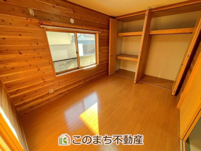 【洋室】 | KEM佐野市葛生西１期中古戸建 | 日当たり良好な木の温もり溢れるお部屋★広い収納も完備で、快適な暮らしができそうですね！