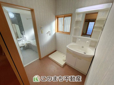 【洗面所】 | KEM佐野市葛生西１期中古戸建 | 収納スペースが充実した使いやすい洗面台◇洗濯機置き場もすっきり配置され、家事動線もラクラクです♪
