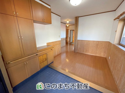 【エントランス】 | KEM佐野市葛生西１期中古戸建 | 腰壁の木の温もりでお客様をお出迎え◇明るく開放感のあるホールで、我が家に帰るのが楽しみに♪