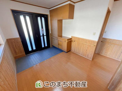 【玄関】 | KEM佐野市葛生西１期中古戸建 | ゆとりある広々とした玄関ホール◇大きな靴箱付きで、いつでもスッキリとした美しい状態を保てます♪