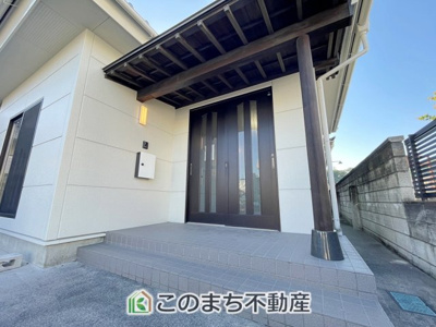 【玄関】 | KEM佐野市葛生西１期中古戸建 | しっかりとした庇（ひさし）付きで、雨の日のお出かけや荷物の出し入れも濡れにくく快適です♪