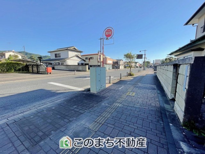 【前面道路含む現地写真】 | KEM佐野市葛生西１期中古戸建 | 歩道がきれいに整備された前面道路♪小さなお子様やご年配の方のお散歩・通学も安心です★