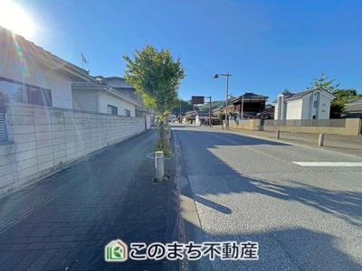 【前面道路含む現地写真】 | KEM佐野市葛生西１期中古戸建 | 道幅が広くすれ違いもラクラク◇運転が苦手な方も安心して駐車できる開放的な前面道路です♪