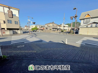 【前面道路含む現地写真】 | KEM佐野市葛生西１期中古戸建 | 信号と横断歩道が近く安心感のある街並み♪見通しも良く小さなお子様の通学にも優しい環境です★