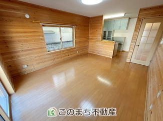【居間・リビング】 | KEM佐野市葛生西１期中古戸建 | 木の温もりに包まれる心地よいリビング♪自然のぬくもりを感じながら、家族みんなでゆったり寛げます♪