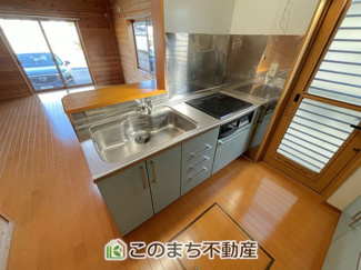 【キッチン】 | KEM佐野市葛生西１期中古戸建 | リビングが見渡せる開放的な対面キッチン★家族とおしゃべりしながら楽しくお料理ができる素敵な空間です♪