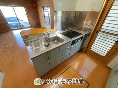 【キッチン】 | KEM佐野市葛生西１期中古戸建 | リビングが見渡せる開放的な対面キッチン★家族とおしゃべりしながら楽しくお料理ができる素敵な空間です♪