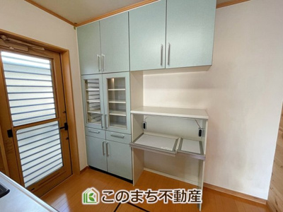 【設備】 | KEM佐野市葛生西１期中古戸建 | タップリ入る壁面収納付きでキッチンすっきり♪食器や家電もきれいに収まり、家事効率もアップ★