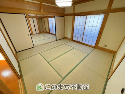 【和室】 | KEM佐野市葛生西１期中古戸建 | ふすまを開ければ広々とした大空間に◇用途に合わせて自由に仕切れる、便利な続き間の和室です♪