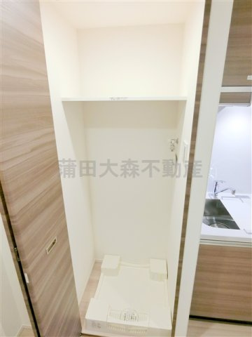 HY´s briller大森北（ハイズブリエの設備|棚と扉付きの室内洗濯機置場

