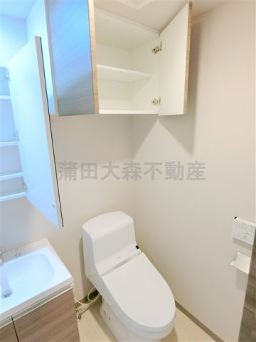 HY´s briller大森北（ハイズブリエのトイレ|吊戸棚と温水洗浄便座付きのトイレ　