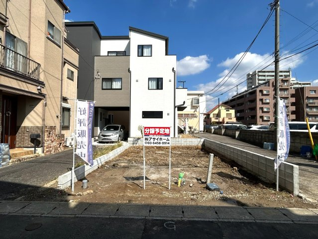 市川市市川南3丁目新築戸建て【全1棟】の外観|左右に通路、前面に道路が広がる三方角地のような開放感！独立性にも恵まれた魅力の立地。