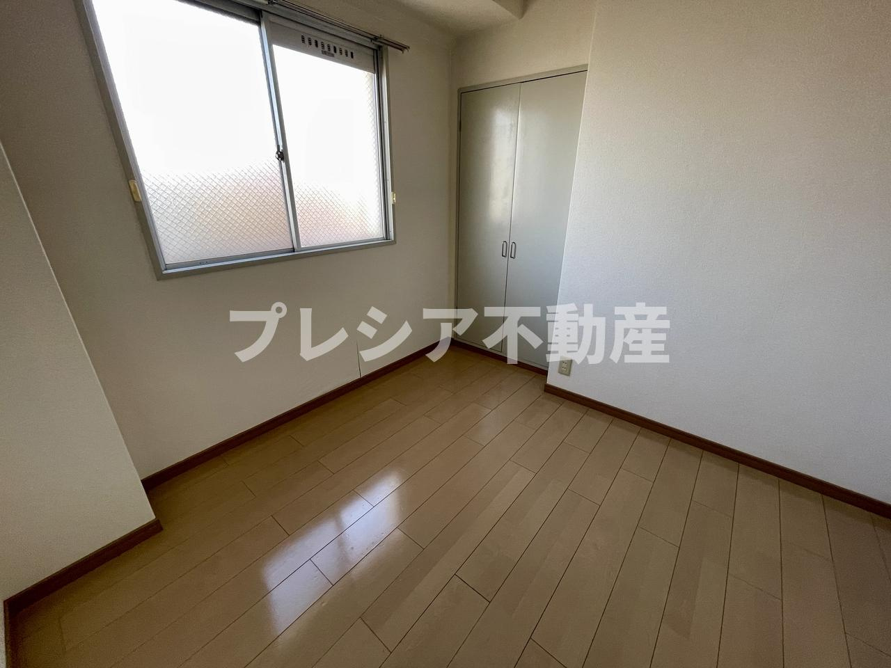 ドミール甲子園の洋室