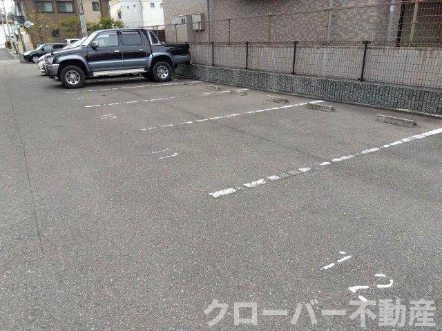 レオパレスアリナンの駐車場