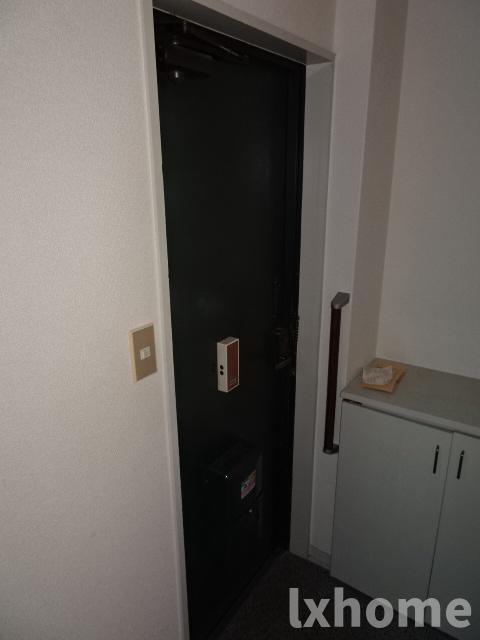 村治マンションの玄関
