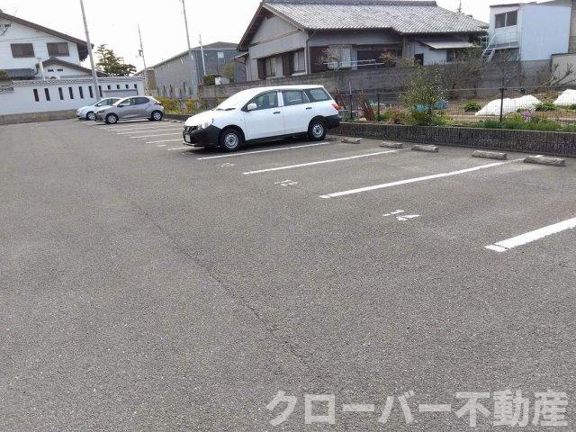レオパレスやまきたの駐車場
