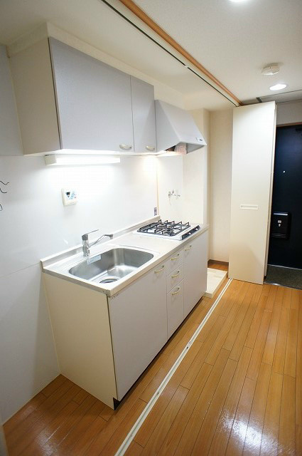 ル・ソレイユのキッチン|システムキッチン採用。2口コンロで自炊もスムーズな調理場。