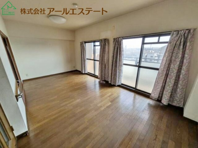 グローバル西飾磨　　山陽電鉄網干線「西飾磨駅」徒歩2分の居間・リビング