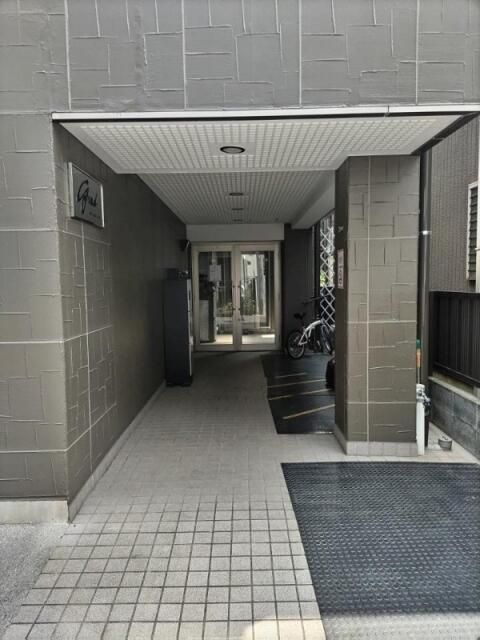 グラド新宿のエントランス
