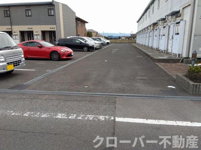 レオパレス金倉の駐車場