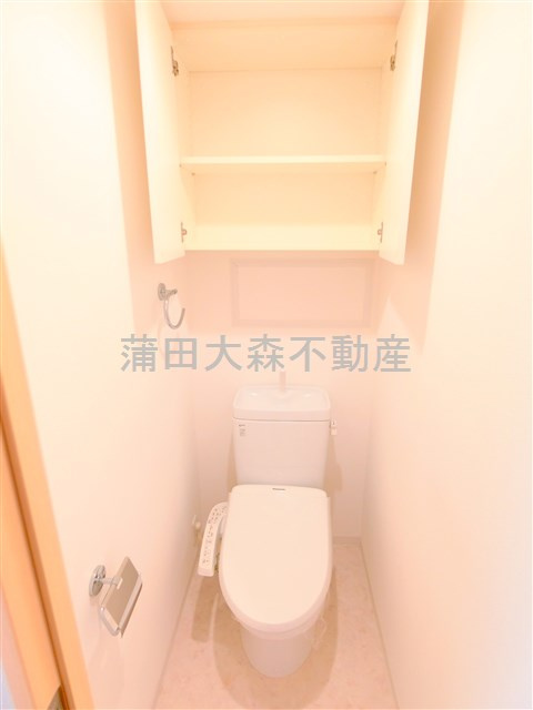 プラウドフラット蒲田Ⅱのトイレ|吊戸棚と温水洗浄便座付きのトイレ　