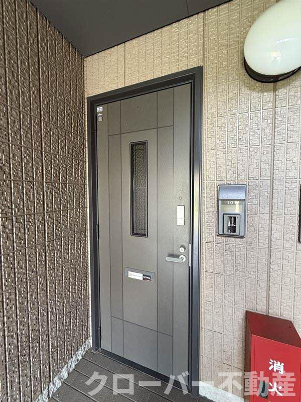 YMハイツ C棟の玄関