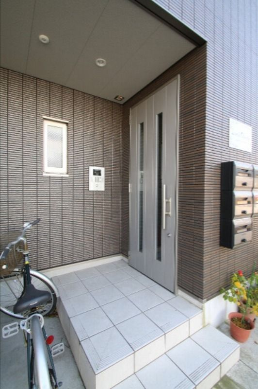 足立区綾瀬２丁目の賃貸マンションのエントランス